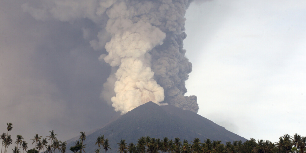Bali salā vulkāna izvirduma trauksme; tūristu pilnā lidosta slēgta