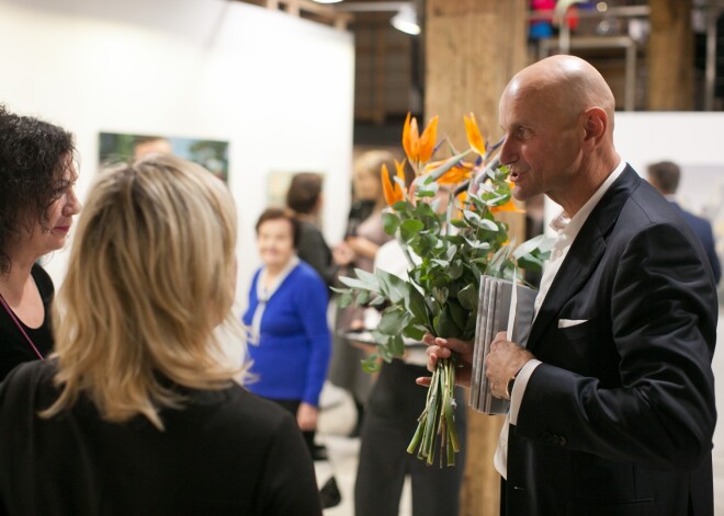 Galerijā "Bastejs" atklāta uzņēmēja Aleksandra Oskina personālizstāde "EMANĀCIJA", kurā skatāmi pēdējo četru gadu laikā radīti mākslas darbi. A.Oskina gleznotie mākslas darbi ir kā vizuālas piezīmes jeb pastkartes, kas atspoguļo domas un sajūtas no dažādiem ceļojumiem - tajos gūtiem iespaidiem un atmiņām par pieredzēto.