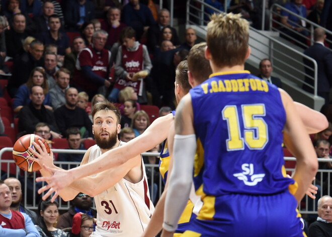 latvijas izlases spēlētājs Žanis Peiners (nr.31, balts) ar bumbu Pasaules kausa izcīņas kvalifikācijas spēlē basketbolā, kur tiekas Latvijas un Zviedrijas basketbola izlases "Arēna Rīga".