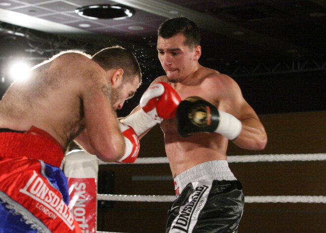 2017. gada 25. novembrī viesnīcā "Radisson Blue Latvija" notika profesionālās boksa, MMA un kikboksa sacensības "Synottip Fight Club" un tajās savu pirmo profesionālo cīņu aizvadīja Dzintars Čīča.