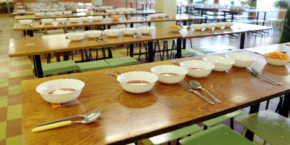Liela daļa Rīgas skolēnu sūdzas par negaršīgu ēdienu skolās