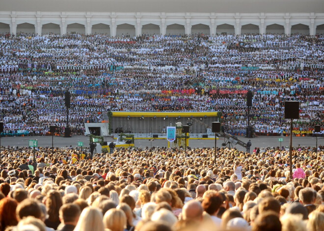 Žurnālistes eksperimentā pierādās deputātu negausība bez maksas apmeklēt Dziesmu svētkus