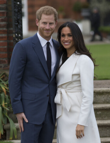 Par saderināšanos plašākai publikai princis Harijs un aktrise Megana Mārkla paziņoja, pozējot fotogrāfijām Kensingtonas pils dārzā.