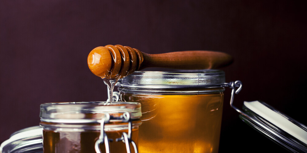 Jaunā mode - cukura vietā lietot medu. Vai tiešām tas ir veselīgāk?