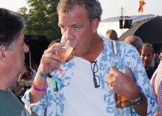 Džeremijs Klārksons aizvien nespēj atmest iedzeršanu, lai gan ārsti to likuši.