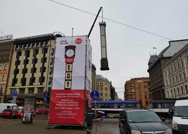 FOTO: no Vecrīgas šodien aizvests leģendārais "Laimas" pulkstenis