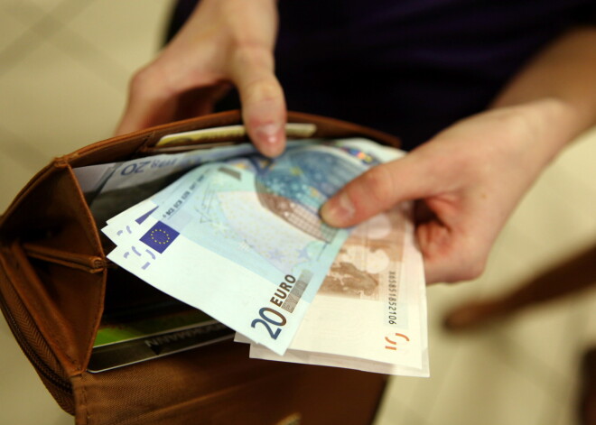 Средняя зарплата до уплаты налогов выросла на 65 евро