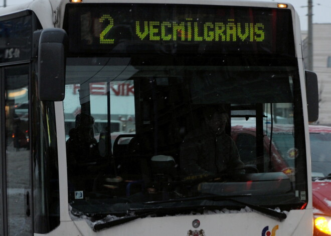 Jaunieši Vecmīlgrāvī izdauza autobusam logu un ar nazi draud pasažieriem