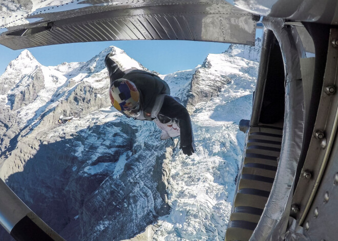 Francijas beisdžamperi speciālos kostīmos (wingsuit) nolēca no kalna un lidojuma brīdī pamanījās piezemēties vieglās lidmašīnas kabīnē.