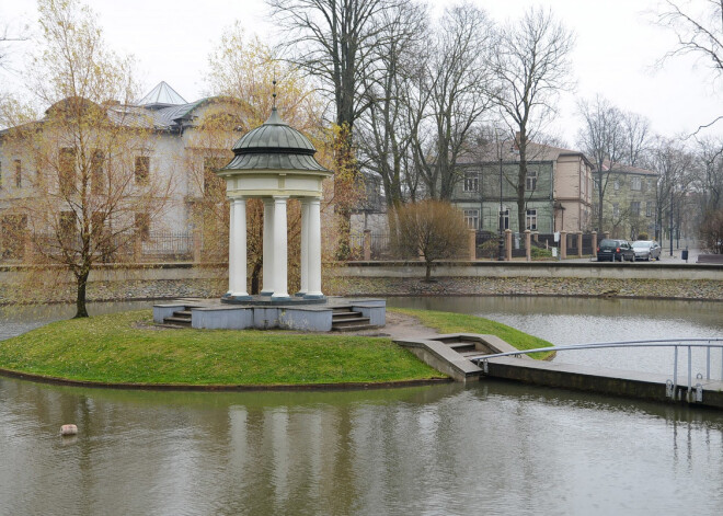 Pēdējo dienu intensīvo nokrišņu rezultātā Liepājā applūdis Jūrmalas parks, tam blakus esošais stadions "Daugava" un ielu posmi daudzviet pilsētā.