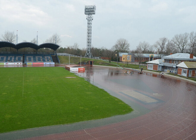 FOTOREPORTĀŽA: Liepājā pamatīgi applūdis stadions "Daugava", Jūrmalas parks un daudzas citas vietas