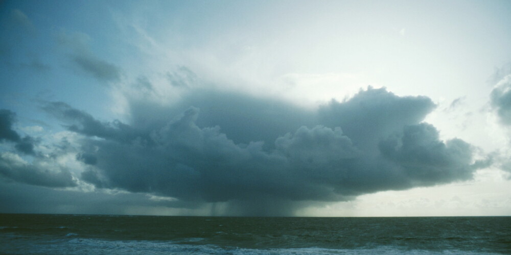 Sešos mēnešos Atlantijas okeānā izveidojušās 17 vētras; sezona beidzot ir galā