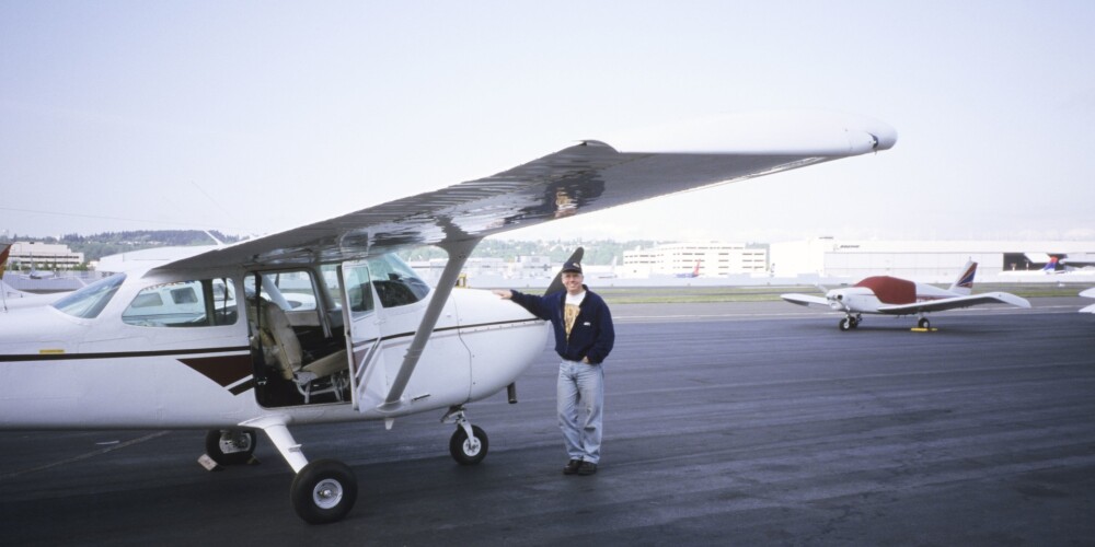 Работник аэропорта отремонтировал самолет клейкой лентой