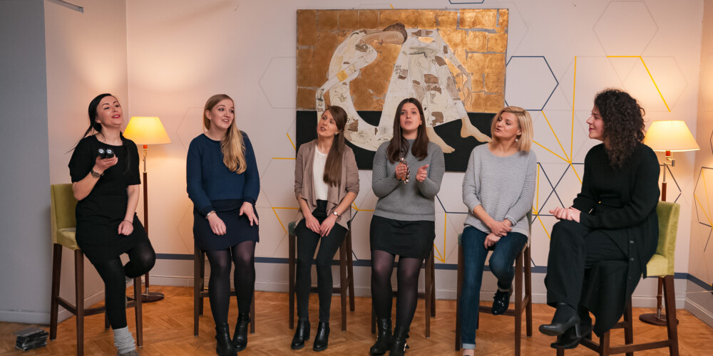 “Latvian Voices” savu jauno albumu “Mazie, skumjie ziemas svētki” ar Ziemassvēku dziesmām prezentēja restorānā “Tam labam būs augt”.