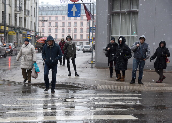 Ziema sākusies. Pretēji Ušakova solījumiem ielas nav izremontētas