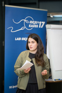 Viena no konkursa "Ideju kauss 2017" finālistēm Vaira Obuka, kura trenējas fināla prezentācijām žūrijai.