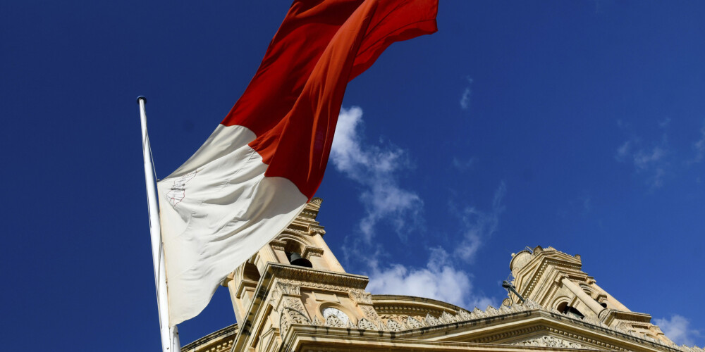 Malta (maltiešu: Malta, angļu: Malta), oficiāli Maltas Republika (Repubblika ta' Malta, Republic of Malta), ir neliela salu valsts Dienvideiropā. Malta atrodas Vidusjūras centrālajā daļā uz arhipelāga, kuru veido piecas salas. De facto Maltas galvaspilsēta ir Valleta, bet lielākā pilsēta ir Birkirkara. Malta aizņem 316 km² lielu teritoriju, tādēļ tā ir viena no Eiropas mazākajām valstīm.1964. gada 21. septembrī Malta ieguva neatkarību no Apvienotās Karalistes. Tajā pašā gadā Malta kļuva par ANO dalībvalsti, bet 2004. gadā kļuva par Eiropas Savienības dalībvalsti.Malta atrodas Vidusjūras centrālajā daļā uz arhipelāga, kuru veido piecas salas. Trīs no tām ir apdzīvotas. Tās ir Malta (lielākā sala), Audeša jeb Goco un Kemnuna jeb Komino. Atlikušās divas salas Kemnuneta un Filfla ir neapdzīvotas. Arhipelāgam vistuvāk atrodas Itālijai piederošā Sicīlija (93 km uz ziemeļiem no arhipelāga). 300 km uz dienvidiem atrodas Āfrikas valsts Lībija, un aptuveni 288 km uz rietumiem atrodas Tunisija.