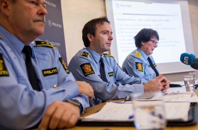 Policijas darbinieki preses konferencē ziņo par notikušo.