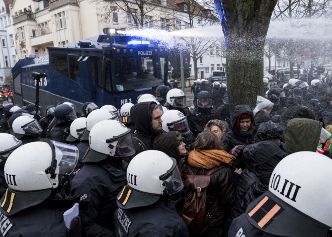 Protestos pret AfD kongresu Hannoverē ievainoti vairāki cilvēki