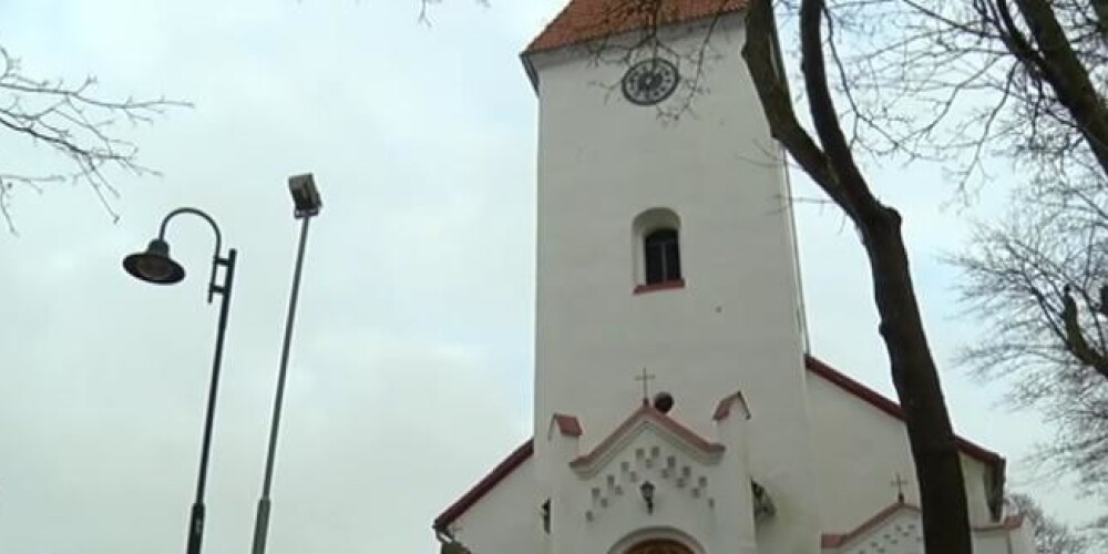 Talseniekus nokaitinājusi atjaunotā luterāņu baznīcas pulksteņa zvanīšana