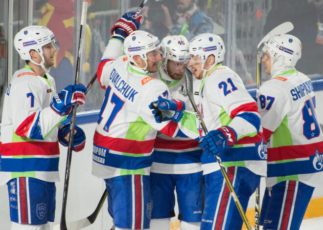 Šī cīņa KHL desmit gadu vēsturē bija pirmā zem klajas debess. Helsinku centrā esošajā Kaisaniemi parkā, kur speciāli šim mačam tika uzbūvēts laukums ar 18 000 skatītāju vietām.