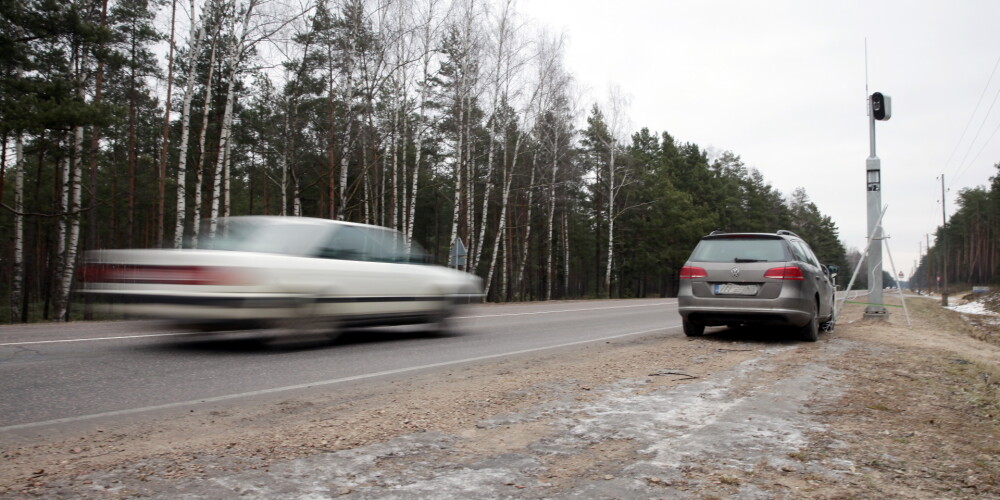 Stacionārais fotoradars uz Ventspils šosejas pie Varkaļu kanāla.