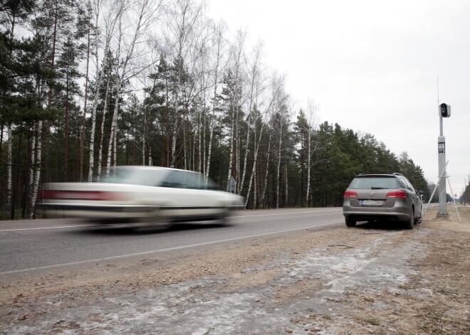 Tiks uzsākta cīņa pret ātruma pārsniedzējiem, kuri piebremzē tikai pirms fotoradariem