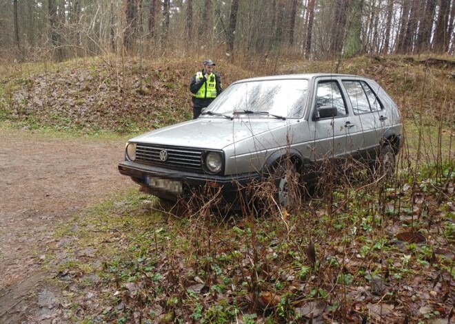 Mežā Rīgā atrod zagtu "golfiņu" ar izārdītu salonu