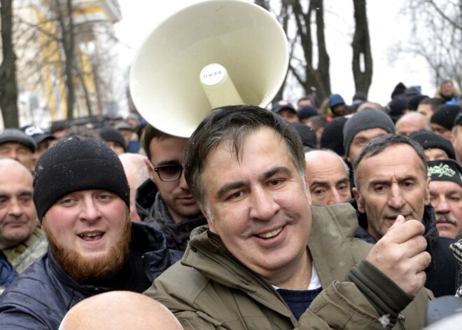 Kijevā iet karsti: pūlis atbrīvo aizturēto Saakašvili, kurš šorīt protestēja uz mājas jumta