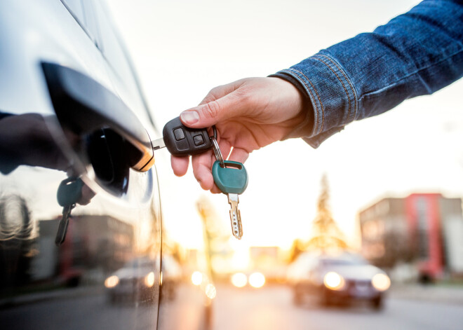 Auto nomas līgumos iekļauj neizdevīgus nosacījumus