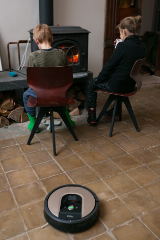 Kamēr bērni sildās pie kamīna, Ērgļu stacijas vecās flīzes pucē Robītis.