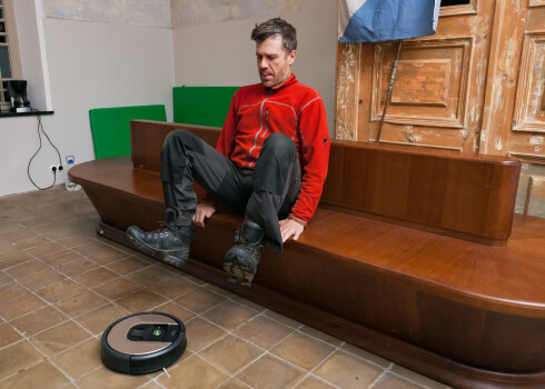 Gar restaurēto stacijas solu iRobot Roomba 966, vēzēdams slotiņas un omulīgi dūkdams, visapkārt aizripo dažās minūtēs. „Žiperīgs puika,” jauno palīgu – robotizēto putekļsūcēju – paslavē Māris Olte. 