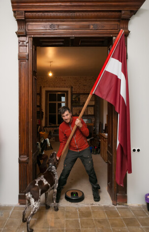 „Šo sauc par Ušakova malku,” rādot uz koka durvju aili, kas savieno uzgaidāmo un administrācijas telpu stacijā, teic Māris Olte. „Jo Rīgā no nojaukt plānotajām mājām firmas, kas veic šos nojaukšanas darbus, durvju ailes izņem ārā un saskalda malkā. Protams, mājas ir dažādas un nojaucēji ir dažādi. Te ir trāpījušies tādi, kas draudzējas ar prātu. Šobrīd miskastē aiziet ļoti daudz dažādu brīnumu,” caur nopūtu teic Māris Olte, kam skaistās durvju ailes uzdāvinājis kāds paziņa.