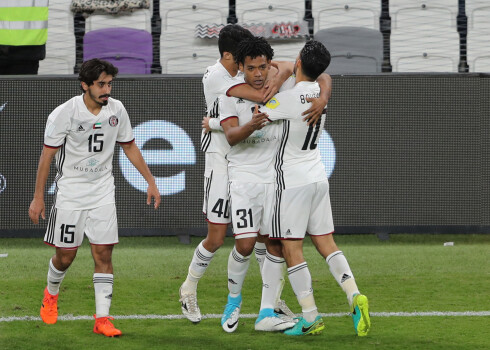 Al Jazira" futbolisti priecājas par vārtu guvumu. 