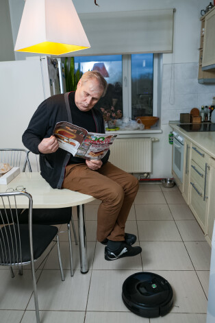 “Lieliski, ka ir unikāla iespēja palaist robotu strādāt, pirms vēl esi ieradies mājās. Tas pavisam vienkārši ir izdarāms mobilā telefona lietotnē,” saka Juris Kalniņš.