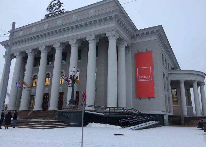 Rīdziniekus mulsina "Saskaņas" plakāts uz VEF Kultūras pils. Skaidrojam, kāpēc tas tur ir