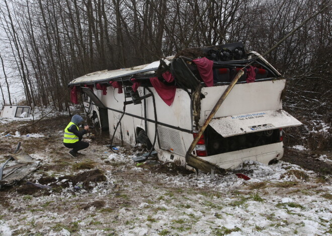 Lietuvā ceļā uz teātra izrādi avarējis skolēnu autobuss; divi trešklasnieki un skolotāja reanimācijā