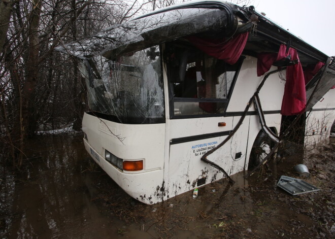 Ukmerģes rajonā noslīdējis no ceļa un apgāzies autobuss, kas vedis skolasbērnus. Divi smagāk cietušie bērni un skolotāja ievietoti Ukmerģes slimnīcas reanimācijas nodaļā, bet autobusa šoferis un daudzi bērni cietuši vieglāk. Saskaņā ar provizoriskām ziņām autobuss vedis uz teātra izrādi Viļņā divas trešās klases no kādas Ķēdaiņu skolas.