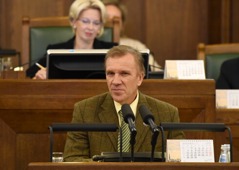 Saeimas deputāts Valdis Kalnozols šajās debatēs epitetus netaupīja.