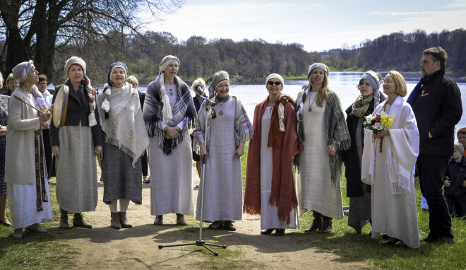 Latvijas valsts simtgades atklāšanas akcija "Apskauj Latviju" Piedrujā. Ministre dzied spēka dziesmas kopā ar Stiprajām sievām.