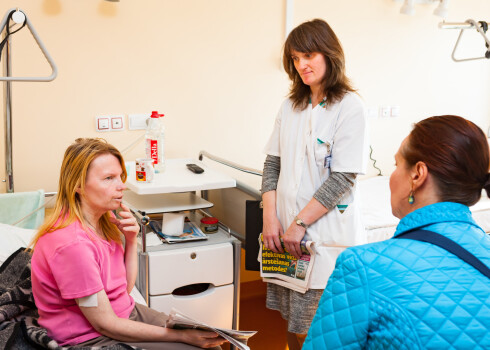 Sarmīte (pa kreisi) ir viena no Olitas (attēlā vidū) sarunu biedrenēm. "No viņas es mācos cerības spēku, mieru un pārliecību, ka viss būs labi, atklāj brīvprātīgā. 