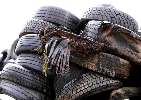Lielos gabalos sasmalcinātās riepas satur gan gumiju, gan metālu, gan tekstilu, un tas viss jāatdala.