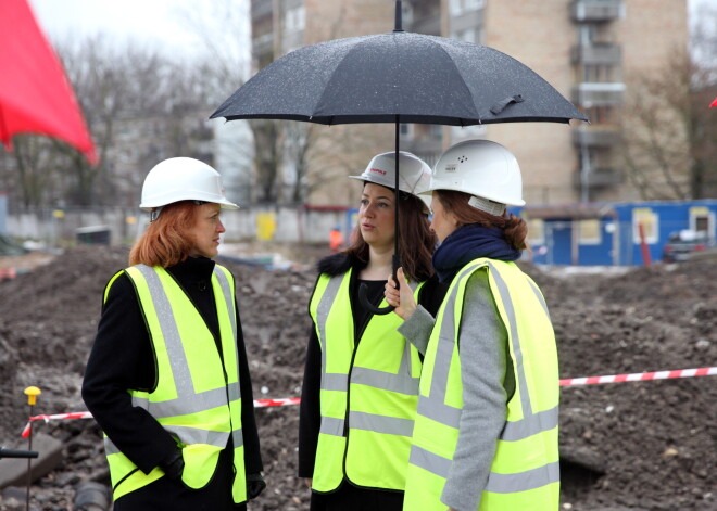 "SEB bankas" valdes priekšsēdētāja Ieva Tetere (no kreisās) un "Akropolis Group" vadītāja Saule Zabuļonīte daudzfunkcionālā tirdzniecības centra "Akropole" būvlaukuma apmeklējuma laikā.