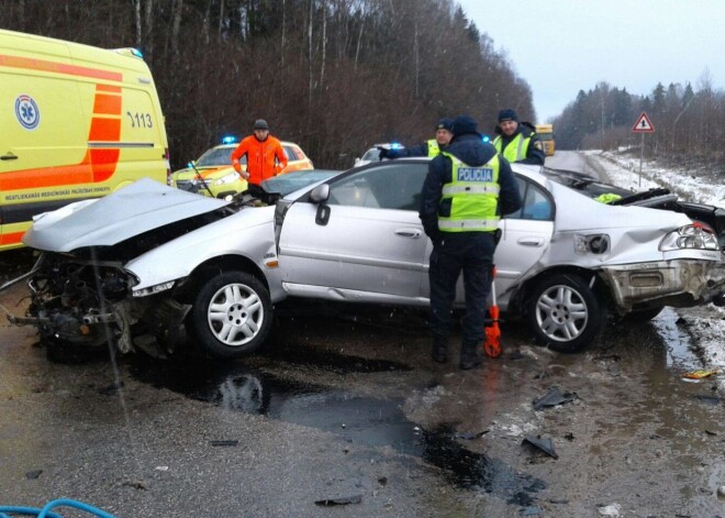 Kurzemē, frontāli saduroties divām automašīnām, gājuši bojā divi cilvēki