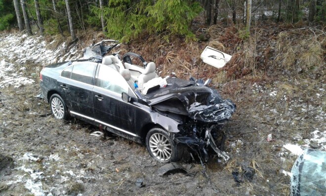 Pēc cietušo teiktā, "Toyota Avensis" automašīna saslīdējusi un ietriekusies pretējā joslā braucošajā "Volvo" automašīnā.