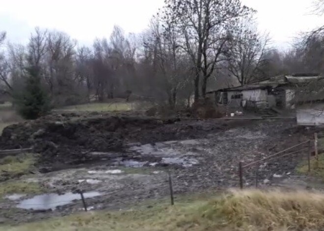 Video: šāda ir Ādažu vizītkarte - skats uz milzīgu mēslu čupu, kas ik dienas "priecē" tūkstošiem cilvēku