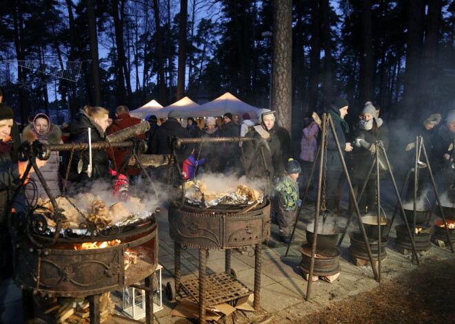 Jūrmalā, Dzintaru mežaparkā atklāts Gaismas parks. Parkā izvietoti gaismas dekori, kas veidoti no 85 tūkstošiem LED gaismiņu jūras viļņa, sniega tematikas objektu, Ziemassvētku rūķu un zaķu formās. Gaismas parks apmeklētājiem atvērts katru dienu līdz plkst.22.00, un ieeja tajā ir bez maksas.