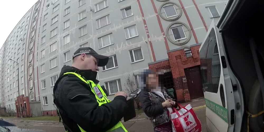 Kāpņutelpā Rīgā pie atkritumu stāvvada mitinās bezpajumtniece pēdējos grūtniecības mēnešos