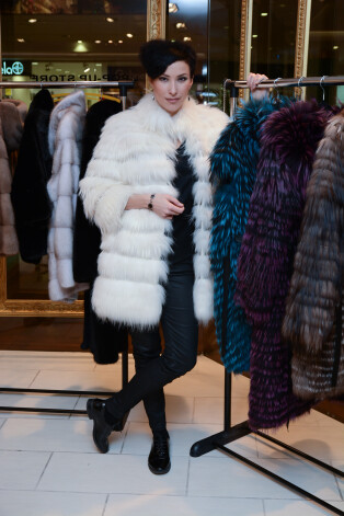 Ieva kažokādu veikalā.