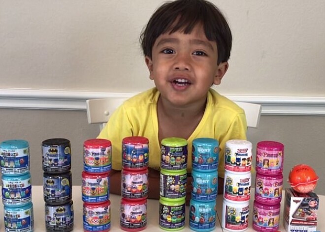 6-летний мальчик зарабатывает 11 млн долларов в год, тестируя игрушки на канале в YouTube